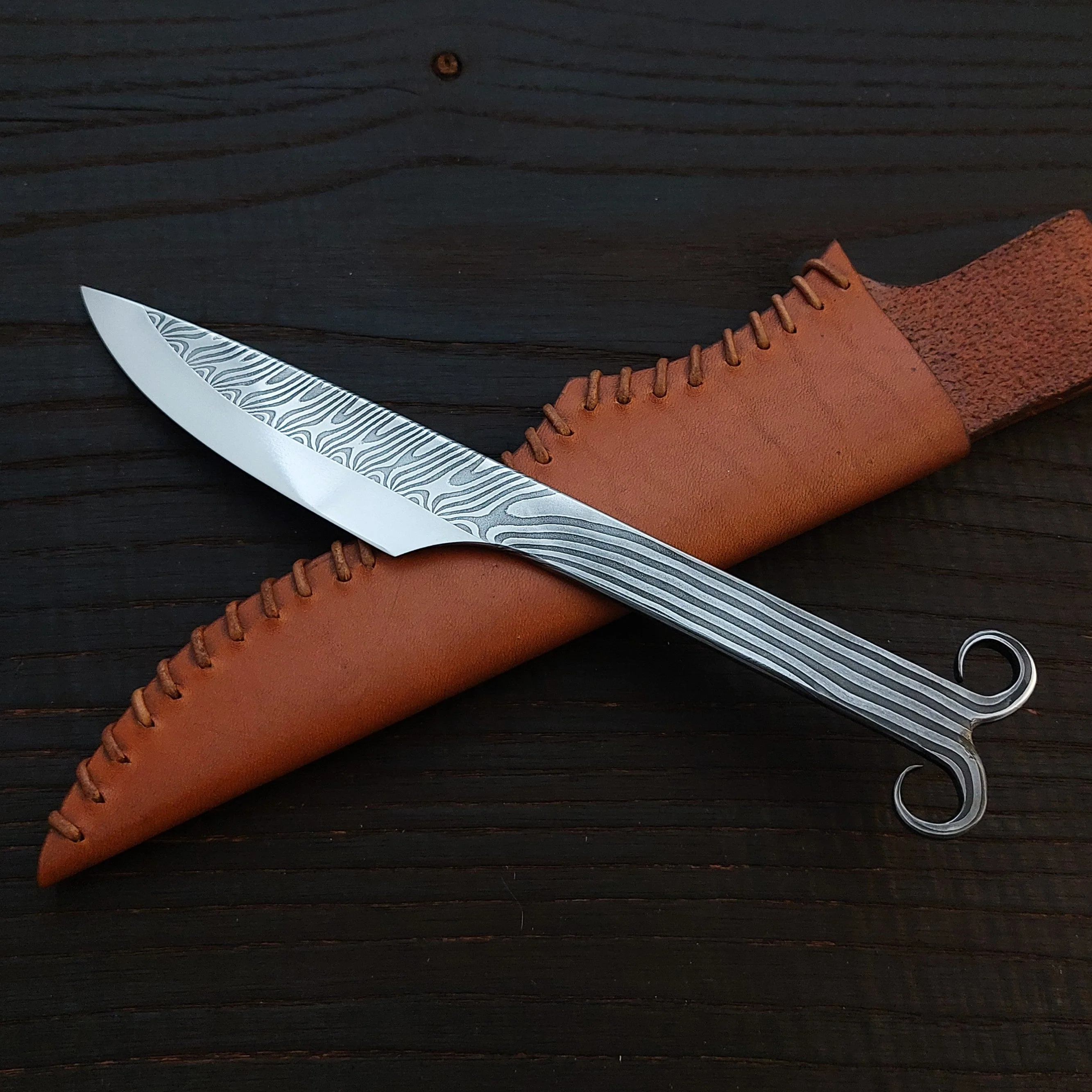 Premium Pattern-Welded Ram's Horns Knife, Chestnut Brown Sheath
